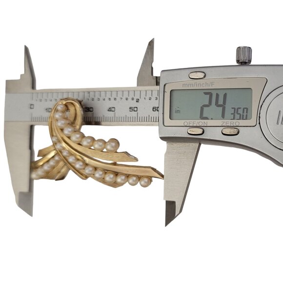 Trifari Crown Over T Gold Tone Faux Pearl Ribbon Brooch, Signed K620 - Picture 8 of 9